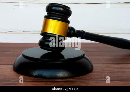 Vue latérale du gavel sur fond de table en bois. Justice et droit. Banque D'Images