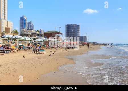 BAT YAM, ISRAËL - 26 SEPTEMBRE 2017 : c'est le bord de mer et la plage de la ville de la banlieue de tel Aviv. Banque D'Images