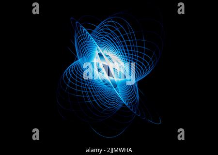 Papier peint abstrait foncé avec 3D lignes orbitales bleues rendues sur fond noir Banque D'Images