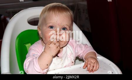 Lorsque bébé mange des biscuits Banque D'Images