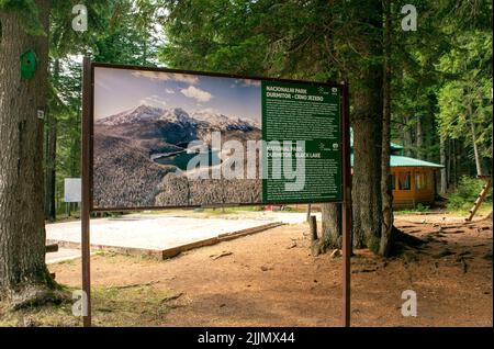 Bannière noire de lac glaciaire. Parc national de Durmitor, Zabljak. Patrimoine mondial de l'UNESCO. Banque D'Images