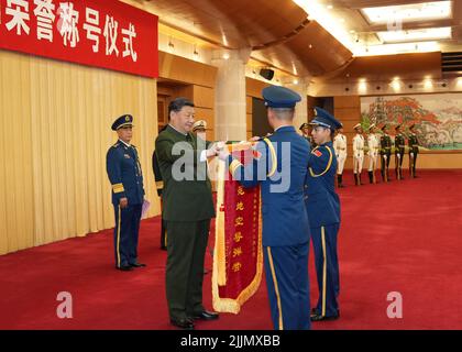 (220727) -- PÉKIN, 27 juillet 2022 (Xinhua) -- Le président chinois Xi Jinping, également secrétaire général du Comité central du Parti communiste de Chine et président de la Commission militaire centrale, confère un drapeau honorifique à l'attribution d'un modèle de bataillon de missiles sol-air de l'Armée de libération du peuple chinois à Pékin, capitale de la Chine, 27 juillet 2022. Xi a remis mercredi la Médaille 1 août à trois militaires et a donné un drapeau honorifique à un bataillon militaire pour leur service exceptionnel avant le 95th anniversaire de la fondation de la Lib du peuple chinois Banque D'Images