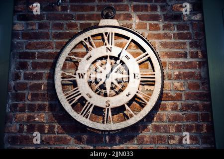 Gros plan d'une horloge en bois sur un mur en béton Banque D'Images