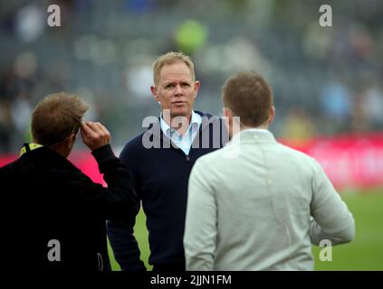 L'ancien joueur sud-africain Shaun Pollock parle avec l'ancien capitaine d'Angleterre Eoin Morgan avant le premier match de Vitality IT20 au Seat unique Stadium, Bristol. Date de la photo: Mercredi 27 juillet 2022. Banque D'Images