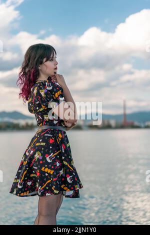 Une femme espagnole à la mode avec un style urbain posant sur le brise-lames à Malaga, Espagne Banque D'Images