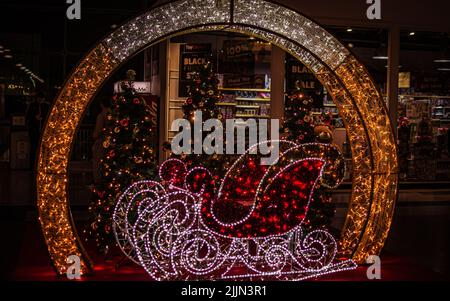 Une décoration de Noël illuminée dans les rues de Cambridge, au Royaume-Uni Banque D'Images