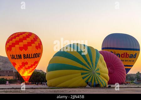 Louxor, Egypte; 25 juillet 2022 - ballons d'air chaud à Louxor, Egypte. Banque D'Images