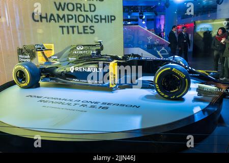 La voiture de course automobile Renault de Formule 1 F1, championne du monde, est exposée. Paris, France. Banque D'Images