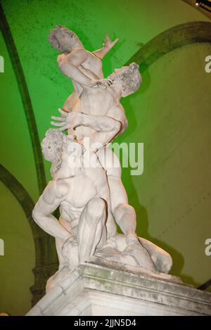 Une photo verticale d'une ancienne statue en marbre avec fond vert Banque D'Images