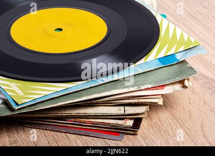 Pile de vieux disques vinyles sur fond de bois Banque D'Images
