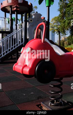 Voiture-jouet dans le parc Banque D'Images