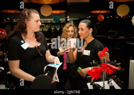 Les femmes caucasiennes à l'événement de lancement de produits Nescafé Dolce Gusto à Johannesburg, en Afrique du Sud Banque D'Images
