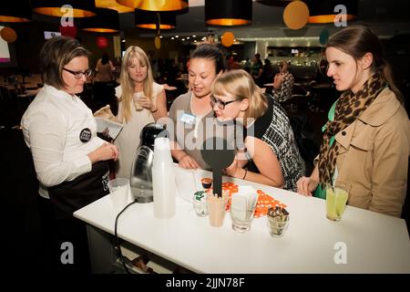 Les femmes caucasiennes à l'événement de lancement de produits Nescafé Dolce Gusto à Johannesburg, en Afrique du Sud Banque D'Images