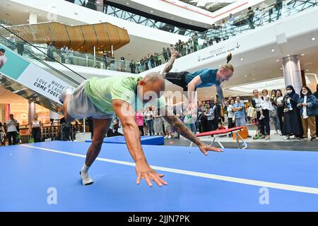 UTILISATION ÉDITORIALE SEULEMENT la gymnaste olympique Nile Wilson (à droite) et la gymnaste Luke Stoney (à gauche) se produit au Westfield London Shopping Centre pour célébrer le nouveau jour de l'essai national jeudi. Date de la photo: Mercredi 27 juillet 2022. Nile et une équipe de tumblers ont réalisé des cascades telles que le Human Bowling ball, un parcours d'obstacles et des tours de piste aérienne dans l'Atrium de Westfield, offrant un entraînement de cascades gymnastiques un-à-un aux passants. Le crédit photo devrait se lire: Matt Crossick/PA Wire Banque D'Images