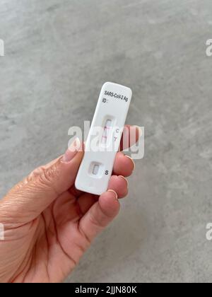 Gros plan d'une femme ayant un test positif de COVID Banque D'Images