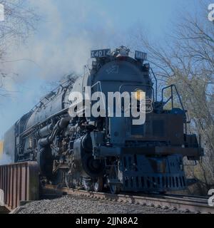 Une belle photo de la locomotive Union Pacific Big Boy lors d'une journée d'automne nette contre un ciel bleu nuageux au Kansas, aux États-Unis Banque D'Images
