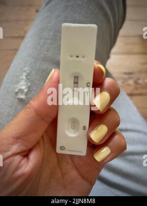 Gros plan d'une femme ayant un test positif de COVID Banque D'Images