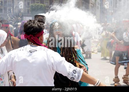 Mexico, Mexico, Mexique. 26th juillet 2022. 26 juillet 2022, Mexico, Mexique: Les participants participent à une cérémonie préhispanique pour les 697 ans de la fondation du Tenochtitlan à Zocalo. On 26 juillet 2022 à Mexico, Mexique. (Credit image: © Luis Barron/eyepix via ZUMA Press Wire) Banque D'Images