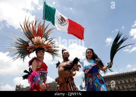 Mexico, Mexico, Mexique. 26th juillet 2022. 26 juillet 2022, Mexico, Mexique: Les participants participent à une cérémonie préhispanique pour les 697 ans de la fondation du Tenochtitlan à Zocalo. On 26 juillet 2022 à Mexico, Mexique. (Credit image: © Luis Barron/eyepix via ZUMA Press Wire) Banque D'Images