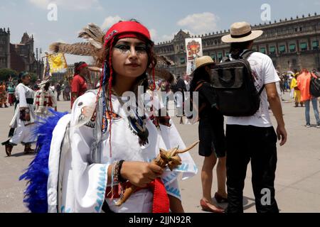 Mexico, Mexico, Mexique. 26th juillet 2022. 26 juillet 2022, Mexico, Mexique: Les participants participent à une cérémonie préhispanique pour les 697 ans de la fondation du Tenochtitlan à Zocalo. On 26 juillet 2022 à Mexico, Mexique. (Credit image: © Luis Barron/eyepix via ZUMA Press Wire) Banque D'Images