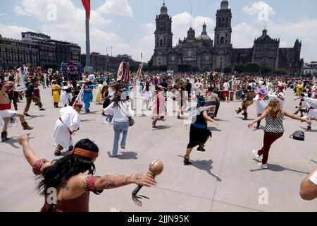 Mexico, Mexico, Mexique. 26th juillet 2022. 26 juillet 2022, Mexico, Mexique: Les participants participent à une cérémonie préhispanique pour les 697 ans de la fondation du Tenochtitlan à Zocalo. On 26 juillet 2022 à Mexico, Mexique. (Credit image: © Luis Barron/eyepix via ZUMA Press Wire) Banque D'Images