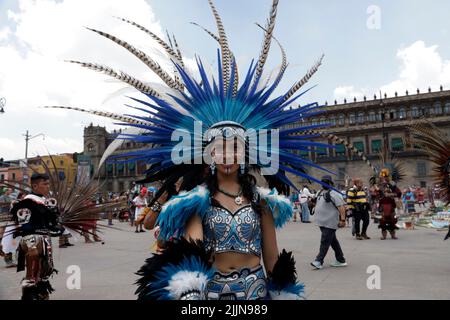 Mexico, Mexico, Mexique. 26th juillet 2022. 26 juillet 2022, Mexico, Mexique: Les participants participent à une cérémonie préhispanique pour les 697 ans de la fondation du Tenochtitlan à Zocalo. On 26 juillet 2022 à Mexico, Mexique. (Credit image: © Luis Barron/eyepix via ZUMA Press Wire) Banque D'Images