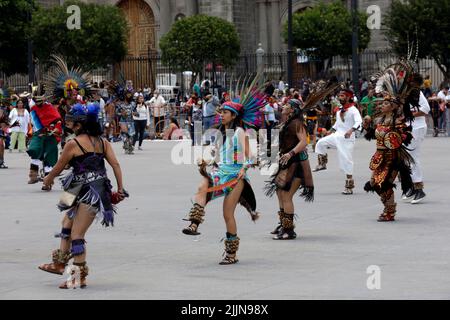 Mexico, Mexico, Mexique. 26th juillet 2022. 26 juillet 2022, Mexico, Mexique: Les participants participent à une cérémonie préhispanique pour les 697 ans de la fondation du Tenochtitlan à Zocalo. On 26 juillet 2022 à Mexico, Mexique. (Credit image: © Luis Barron/eyepix via ZUMA Press Wire) Banque D'Images