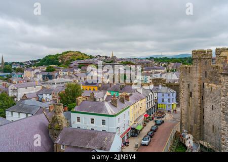 CAERNARFON, PAYS DE GALLES - 08 JUILLET 2022 : vue sur Caernarfon depuis les remparts médiévaux du château. Caernarfon est une ville royale, une communauté et un port à Gwynedd, au pays de Galles Banque D'Images