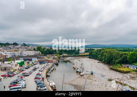 CAERNARFON, PAYS DE GALLES - 08 JUILLET 2022 : vue sur Caernarfon et le port depuis les remparts médiévaux du château. Banque D'Images