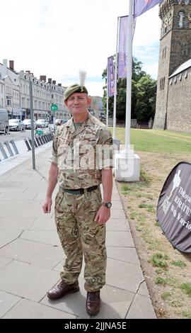 Le soldat pose pour photographie, stands de recrutement des forces armées, Royal Welsh Fusiliers, Central Cardiff, juillet 2022. Été. Banque D'Images