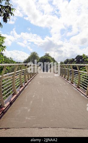 Passerelle Millennium entre Bute Park et les jardins de Sofia en traversant la rivière Taff, centre de Cardiff, juillet 2022. Été. Banque D'Images