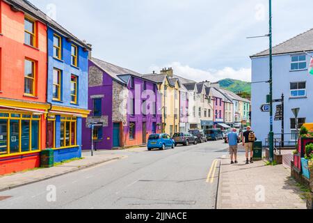 LLANBERIS, PAYS DE GALLES, Royaume-Uni - 08 JUILLET 2022 : vue sur la rue de Llanberis, un village de Gwynedd, dans le nord-ouest du pays de Galles, sur la rive sud du lac Llyn Padarn Banque D'Images