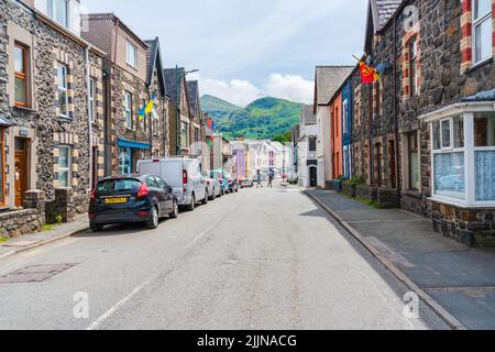 LLANBERIS, PAYS DE GALLES, Royaume-Uni - 08 JUILLET 2022 : vue sur la rue de Llanberis, un village de Gwynedd, dans le nord-ouest du pays de Galles, sur la rive sud du lac Llyn Padarn Banque D'Images