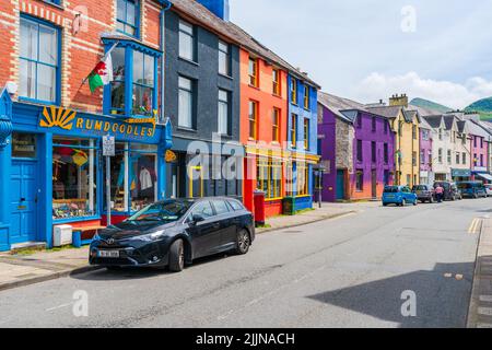 LLANBERIS, PAYS DE GALLES, Royaume-Uni - 08 JUILLET 2022 : vue sur la rue de Llanberis, un village de Gwynedd, dans le nord-ouest du pays de Galles, sur la rive sud du lac Llyn Padarn Banque D'Images