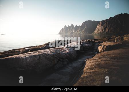 Une vue magnifique sur les montagnes des dents du diable, Tungeneset, Okshornan, Senja, Norvège Banque D'Images