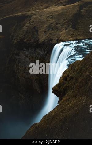 Une vue panoramique sur la cascade de Skogafoss sur la rivière Skoga par une journée ensoleillée dans le sud de l'Islande Banque D'Images