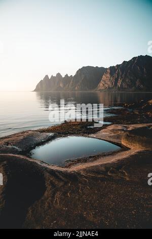 Une vue panoramique des montagnes des dents du diable contre le ciel bleu, Tungeneset, Okshornan, Senja, Norvège Banque D'Images