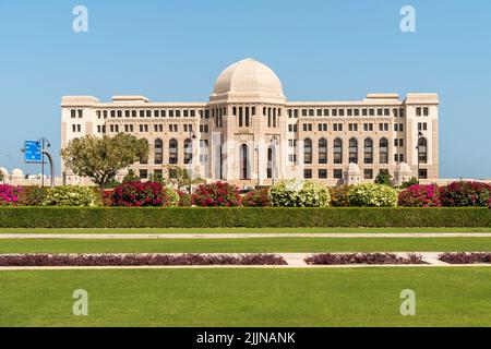 Vue sur le bâtiment de la Cour suprême d'Oman à Muscat, Sultanat d'Oman. Banque D'Images