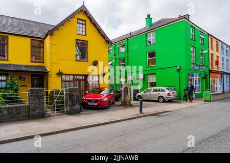 LLANBERIS, PAYS DE GALLES, Royaume-Uni - 08 JUILLET 2022 : vue sur la rue de Llanberis, un village de Gwynedd, dans le nord-ouest du pays de Galles, sur la rive sud du lac Llyn Padarn Banque D'Images