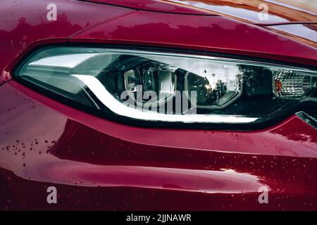 Fiat Tipo avec un design époustouflant et une magnifique douleur métallique rouge foncé avec des lumières LED agressives. Banque D'Images