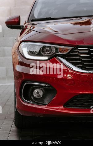 Fiat Tipo avec un design époustouflant et une magnifique douleur métallique rouge foncé avec des lumières LED agressives. Banque D'Images