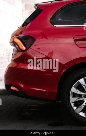 Fiat Tipo avec un design époustouflant et une magnifique douleur métallique rouge foncé avec des lumières LED agressives. Banque D'Images