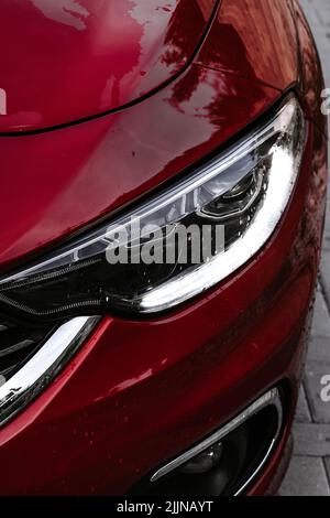 Fiat Tipo avec un design époustouflant et une magnifique douleur métallique rouge foncé avec des lumières LED agressives. Banque D'Images