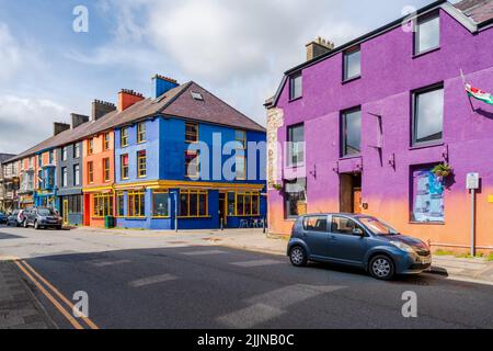 LLANBERIS, PAYS DE GALLES, Royaume-Uni - 08 JUILLET 2022 : vue sur la rue de Llanberis, un village de Gwynedd, dans le nord-ouest du pays de Galles, sur la rive sud du lac Llyn Padarn Banque D'Images