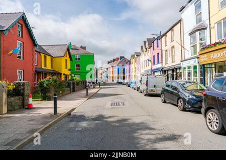 LLANBERIS, PAYS DE GALLES, Royaume-Uni - 08 JUILLET 2022 : vue sur la rue de Llanberis, un village de Gwynedd, dans le nord-ouest du pays de Galles, sur la rive sud du lac Llyn Padarn Banque D'Images