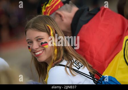 Milton Keynes, Royaume-Uni. 27th juillet 2022. Football, femmes, Championnat d'Europe, Allemagne - France, finale, Demi-finale, stade MK. Les fans allemands arrivent au stade. Credit: Sebastian Gollnow/dpa/Alay Live News Banque D'Images