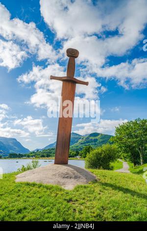 LLANBERIS, PAYS DE GALLES, Royaume-Uni - le 09 JUILLET 2022 : une sculpture d'épée en acier de 20ft de haut nommée Blade of the Giants placée par Llyn Padarn Lake à Llanberis Banque D'Images