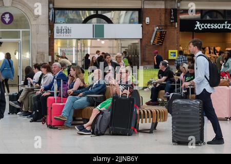 Londres, Royaume-Uni. 27th juillet 2022. Les passagers attendent des trains à la gare de Victoria alors que les cheminots font une promenade de 24 heures. Plus de 40 000 travailleurs de 14 compagnies ferroviaires et de Network Rail participent à l'action industrielle, appelée par le RMT (Syndicat national des travailleurs des chemins de fer, des Maritimes et des Transports), dans le cadre d'un conflit permanent sur la rémunération, les emplois et les conditions à la suite de trois jours de grève en juin. Crédit: Wiktor Szymanowicz/Alamy Live News Banque D'Images