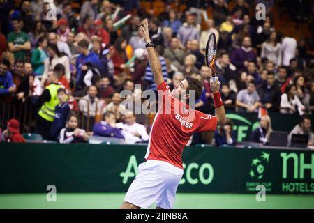 Un gros plan de Stan Wawrinka lors d'un match de tennis avec un public bondé en arrière-plan Banque D'Images