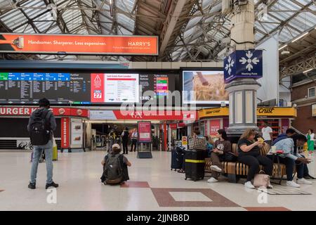 Londres, Royaume-Uni. 27th juillet 2022. Les passagers attendent des trains à la gare de Victoria alors que les cheminots font une promenade de 24 heures. Plus de 40 000 travailleurs de 14 compagnies ferroviaires et de Network Rail participent à l'action industrielle, appelée par le RMT (Syndicat national des travailleurs des chemins de fer, des Maritimes et des Transports), dans le cadre d'un conflit permanent sur la rémunération, les emplois et les conditions à la suite de trois jours de grève en juin. Crédit: Wiktor Szymanowicz/Alamy Live News Banque D'Images